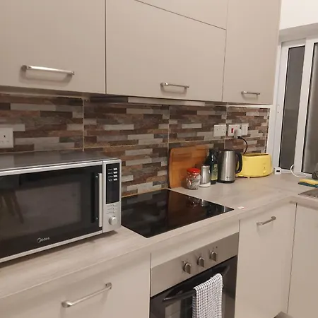 One Bedroom Flat Available アパート *